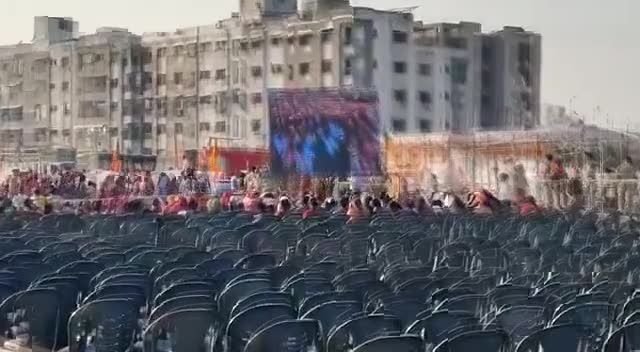 अपने गृह जनपद #मेहसाणा मैं #मोदी_जी के #भाषण के समय आधी से ज्यादा #कुर्सियां_खाली रही👇🙄😂