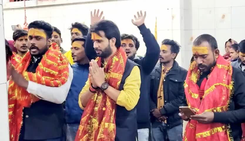 #रामगढ़ जिला के #नगरपरिषद स्थित #बरकाकाना हनुमान मंदिर में आयोजित मंगला आरती में युवाओ के साथ शामिल हो आशीर्वाद लिए।
#जयश्रीराम🙏🏻🚩