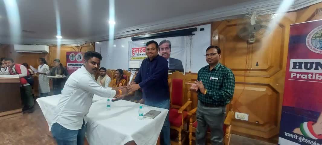 अखिल भारतीय विद्यार्थी परिषद ,राष्ट्रीय कला मंच द्वारा हुनरबाज कार्यक्रम में मुख्य अतिथि के रूप में कानपुर प्रांत के प्रांत संगठन मंत्री #अंशुल #विद्यार्थी जी भाई साहब एवं विशेष अतिथि  विभाग संगठन मंत्री #आकाश #कुशवाहा जी उपस्थित रहे