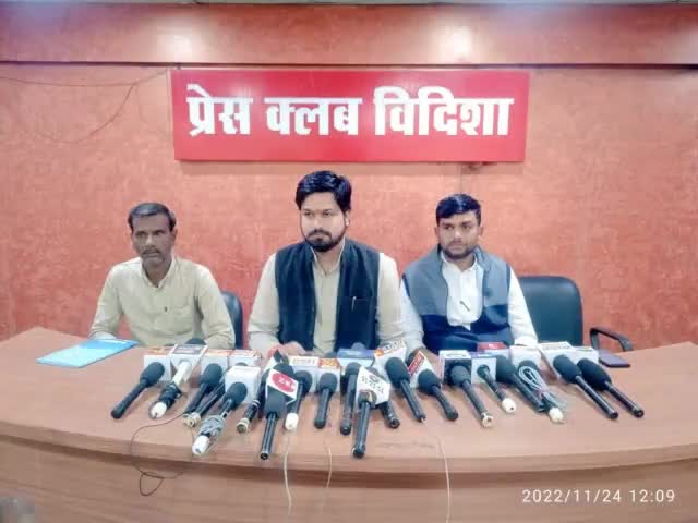 #MSP गारंटी कानून की मांग को मजबूती देने दिनांक 26 नवंबर दिन शनिवार से शुरू होने जा रही किसान मज़दूर महासंघ मध्यप्रदेश की #किसान_संकल्प_यात्रा के विषय में आज विदिशा जिला मुख्यालय पर पत्रकार वार्ता को संबोधित किया।
साभार जिला इकाई विदिशा।