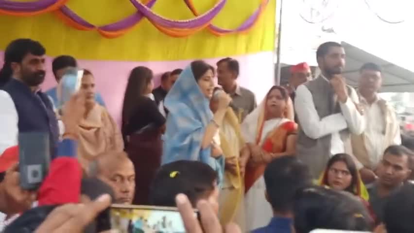 सपा प्रत्याशी #डिंपल यादव वैदपुरा बाजार में की वोटों की अपील
