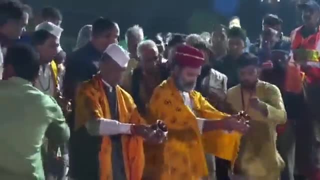 ओम्कारेश्वर में माँ नर्मदा घाट में मां नर्मदा का पूजन करते हुए मा राहुल गांधी जी,श्रीमती प्रियंका गांधी जी, मा कमलनाथ जी,मा दिग्विजय सिंह जी ।।
नर्मदे हर
#bhararjodoyatra