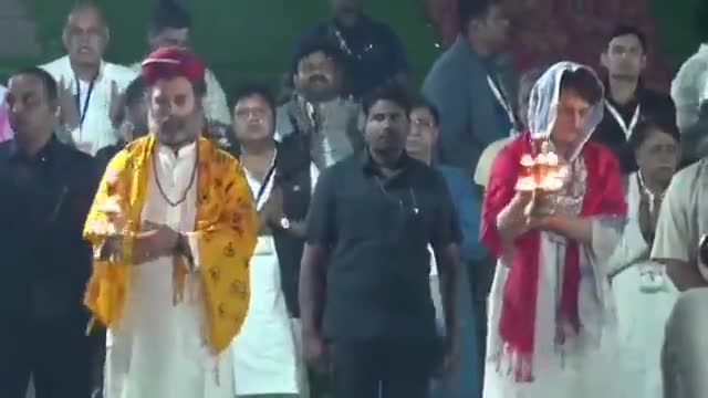 ओम्कारेश्वर में माँ नर्मदा घाट पर मां नर्मदा की आरती करते हुए मा राहुल गांधी जी,श्रीमती प्रियंका गांधी जी,
नर्मदे हर
#BhararJodoYatra 
#bhartjodoyatra