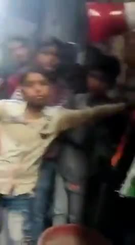 ये कांग्रेस के नेता है और अपनी बेटी के लिये प्रचार कर रहे है। सोचिये, अगर जीत गये तो क्या ही करेंगे। 

#MCDElection