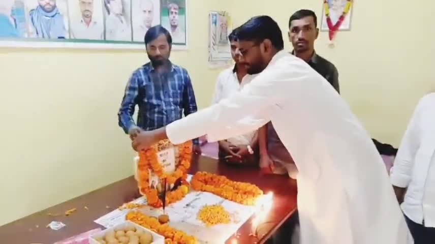 संविधान दिवस 2022 के अवसर पर अपने कार्यालय में बाबा साहेब को श्रद्धांजलि अर्पित किया। 
#constitutionday2022 
#bajpatti