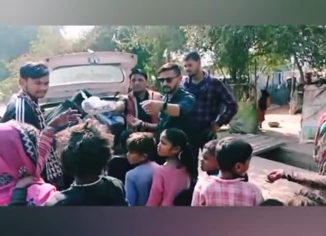 ददरौआ धाम भक्त मंडल कमेटी ने गरीब बस्तियों में गर्म कपड़े वितरित किए#gwaliordiaries #gwalior #MP #donation