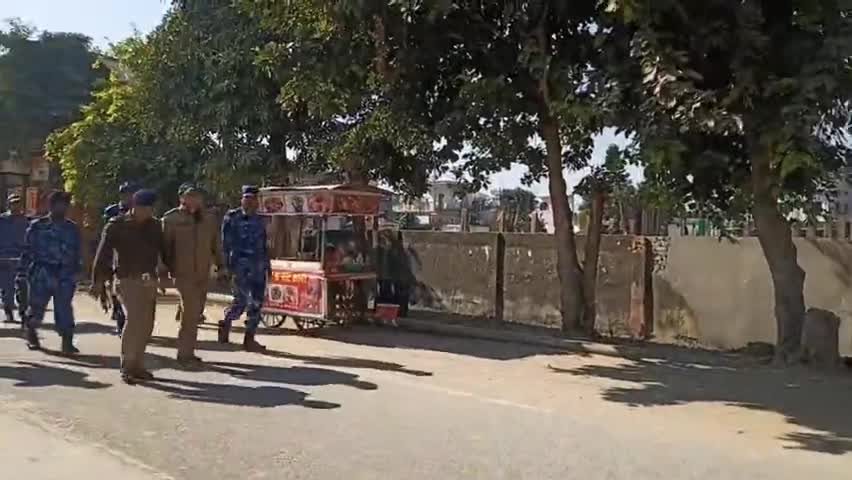 कानून व्यवस्था को कायम रखने को, निकाले फ्लैग मार्च #policenews #flagmarch #dineshpurnews #raf&police