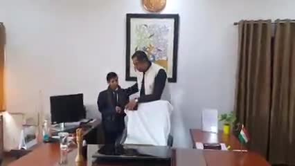 #डिंडौरी में 9 वी कक्षा के छात्र बना एक दिन का कलेक्टर, कलेक्टर ने बताया के कलेक्टर के अधिकार ओर काम के बारे में