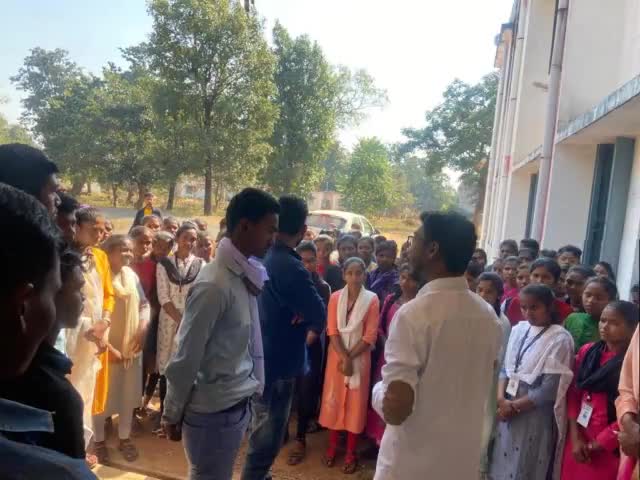 #भानुप्रतापपुर उपचुनाव में #कांग्रेस प्रत्याशी के लिए जिला पंचायत सदस्य शुभम पेन्द्रों कर रहे धुँवाधार प्रचार ।