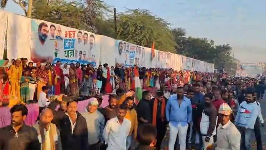 सुबह का समय है, लेकिन राहुल गांधी जी के स्वागत में मप्र की सड़कों पर उमड़ा सैलाब है...!
#BharatTodoYatra