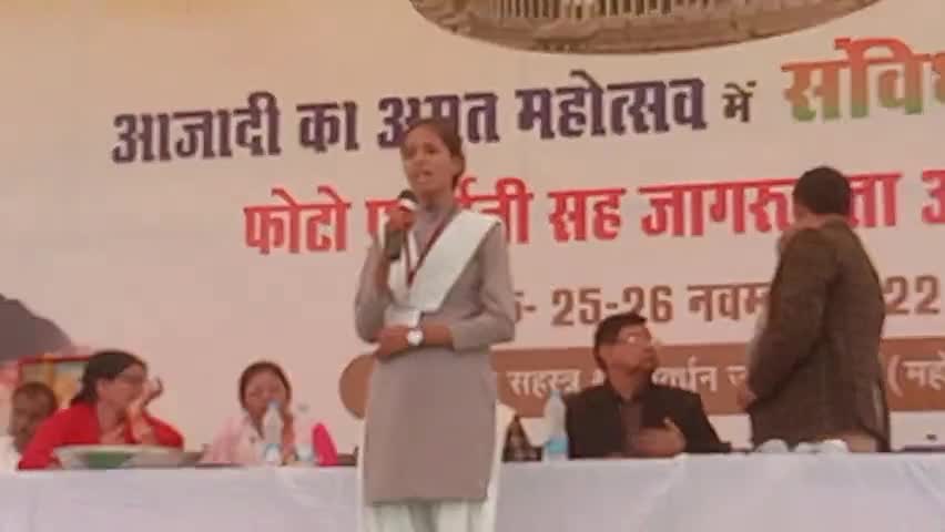 चरखारी: सूचना एवं प्रसारण मंत्रालय भारत सरकार द्वारा आजादी का #अमृत_महोत्सव में #संविधान_दिवस पर 2दिवसीय प्रदर्शनी कार्यक्रम मेला प्रांगण में #२६_नवम्बर #संविधान_दिवस पर महिला पॉलीटेक्निक की छात्रा द्वार सुंदर #गीत प्रस्तुत किया