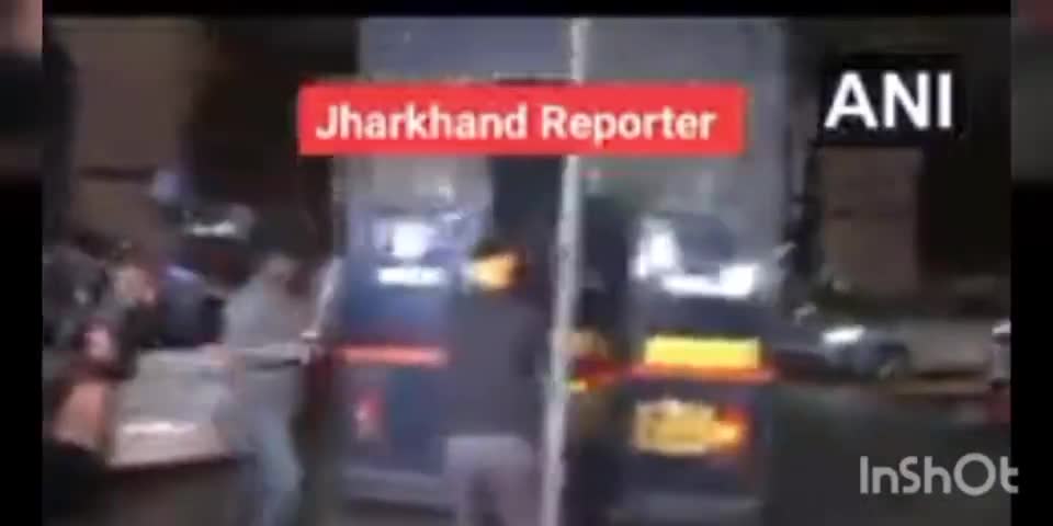 #ShraddhaMurderCase के आरोपी  आफताब को तलवार से हमला करने पहुंचे 2 लोग...
Video : ANI
