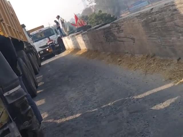 इटावा: #rohit rajput #
basrehar me gatbai bale pul se 2 gante jam lga huaa hii our jam jayada jayada badta hee ja rha hii
🤨🤨