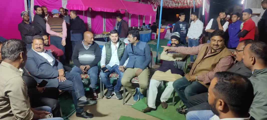 मोहम्मदगंज प्रखंड अंतर्गत ग्राम बरडीहा में विनोद सिंह के घर अयोजित बहु भोज कार्यक्रम में शामिल हुआ।
#BLSantosh #NagendraNathTripathi #karmveersingh #LaxmikantBajpai #BabulalMarandi #DeepakPrakash #BJPJharkhand #bjppalamu
