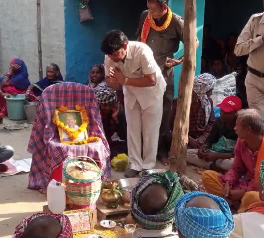 #सक्ती_विधानसभा के ग्राम पंचायत कुरदा के वरिष्ठ नागरिक  स्वर्गीय श्री सम्मे सिंह कंवर जी के दशकर्म में शामिल होकर विनम्र पुष्पांजलि अर्पित किया एवं पीड़ित परिवार को सांत्वना व्यक्त करते हुए संबोधित किया, 
ओम शांति।