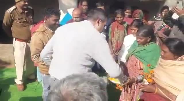 #डिंडौरी कलेक्टर ने बैगा महिलाओ के टीका लगाकर  पैर पड़ कर कहा मालिक तो आप लोग है, शराब छोड़ने वाले का भी किया स्वागत