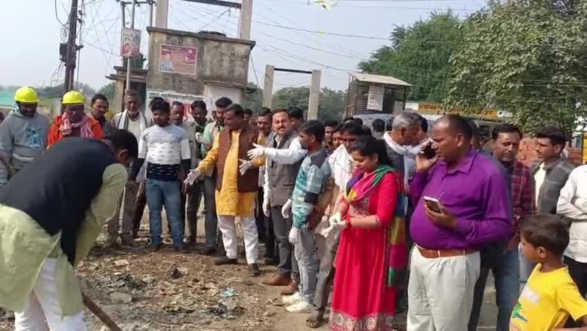 आज नगर पालिका #बांगरमऊ में #आजादी_के_अमृत_महोत्सव के अवसर पर #विशेष_स्वच्छता_अभियान के अन्तर्गत सफाई करते हुए।
इस अवसर पर चेयरमैन इजहार खान,अधिशाषी अभियंता राकेश कुमार,सभासद एवं सफाई कर्मी मौजूद रहे।