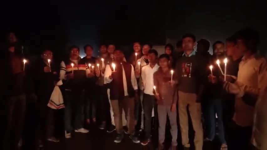 विद्युत विभाग कर्मचारियों के हड़ताल से भयंकर विद्युत कटौती, जनता में आक्रोश

#बहराइच_विद्युत_संकट #महाराणा_प्रताप_चौराहा
