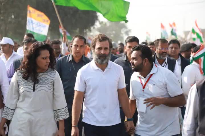 दिल में हो प्यार 
और इरादे हों नेक
तो जुड़ जाते हैं दिल!
#bharatjodoyatra 
आदरणीय #RahulGandhiji  से मुलाकात के क्षण !