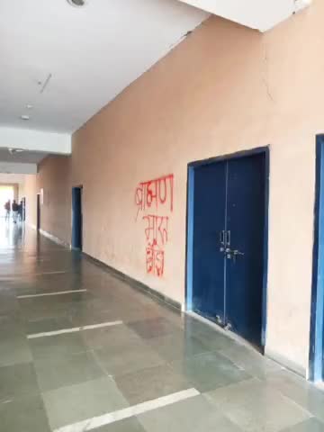 #JNU की दीवारों पर लिखा गया ब्राह्मण बनिया भारत छोड़ो ।
सोशल मीडिया वायरल हो रही तस्वीरें।