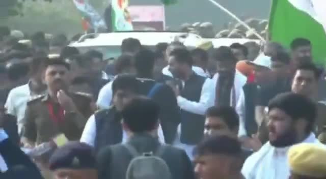 आज "भारत जोड़ो यात्रा" का वीरों की धरती राजस्थान आगमन पर पहले दिन हमारे नेता राहुल गांधी जी के साथ ।
उत्साह से भरे चेहरे, दिलों में उमंग... राजस्थान में दिख रहा है #BharatJodoYatra का रंग। #हनुमानबाँगड़ा