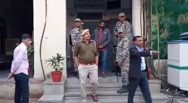 सीकर: सीकर राजू ठेठ हत्याकाण्ड के मुख्य आरोपियों को आज सीकर कोर्ट में पेश

#sikar #sikarnews