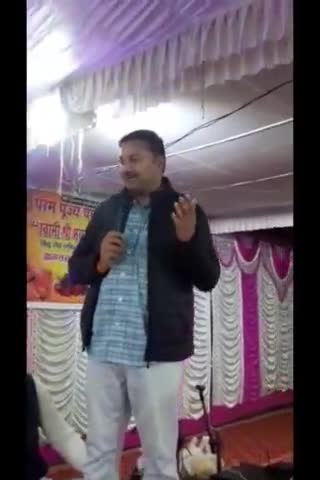 #महामंडलेश्वर जी से भाई शेर सिंह राणा ने आशीर्वाद प्राप्त किया और प्रसाद स्वरूप उन्होंने अपनी निजी #रुद्राक्ष की माला व शोल भेंट की ! जब अपने ऊपर बनने वाली #बायोपिक को देखने की प्रार्थना की तो महाराज ने क्या कहां
