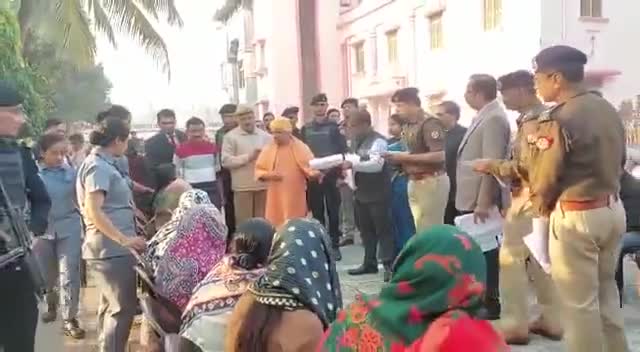 सीएम योगी ने गोरखपुर में जनता दरबार लगाया, फरियादियों की सुनी समस्या। #सीएमयोगी #जनतादरबार #cmyogiadityanath #upnews