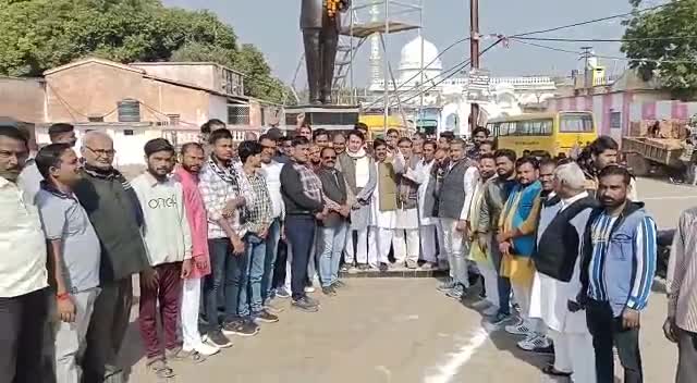 आज ब्लॉक कांग्रेस कार्यालय पृथ्वीपुर  पर संबिधान शिल्पी "भारत रत्न" बाबा साहेब डॉ. भीमराव अंबेडकर जी के #महापरिनिर्वाण_दिवस पर उन्हें शत् शत् नमन।💐💐💐💐🙏🙏