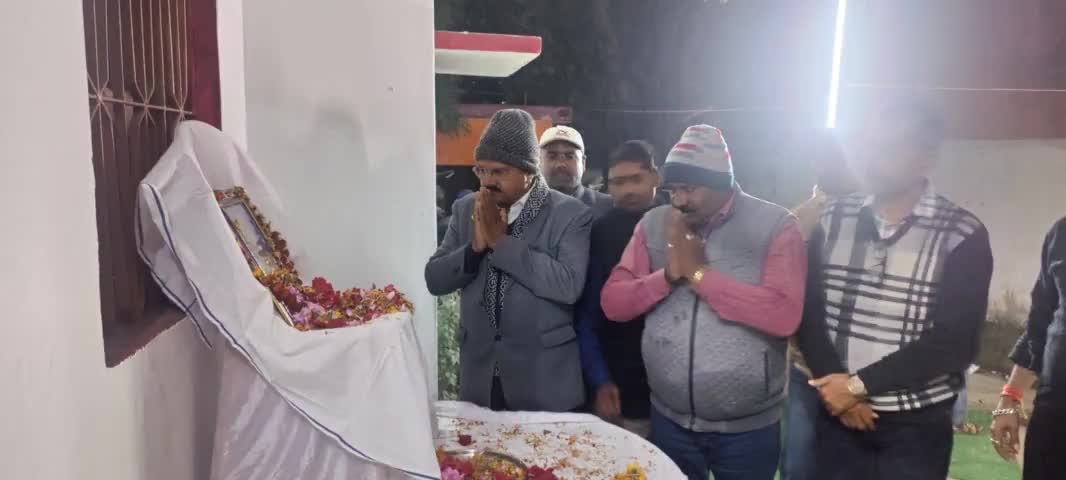 हुसैनाबाद प्रखंड अंतर्गत ग्राम पंचायत पोलडीह के पूर्व मुखिया अभय कुमार सिंह उर्फ़ टुन्ना सिंह जी के चाचा के श्राद्ध कार्यक्रम में शामिल होकर श्रद्धांजलि अर्पित किया। ईश्वर दिवंगत आत्मा को अपने चरणों में स्थान दे।
ॐ शांति 🙏
#BLSantosh #Nage