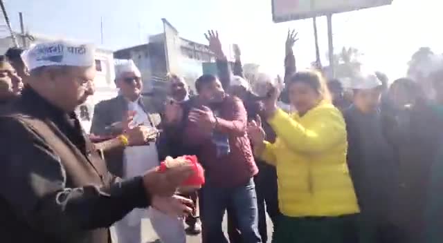 देहरादून: #DelhiMCDElections में #aamaadmiparty  की शानदार जीत पर देहरादून में "आप" उत्तराखण्ड कार्यकर्ताओं द्वारा जश्न मनाया गया