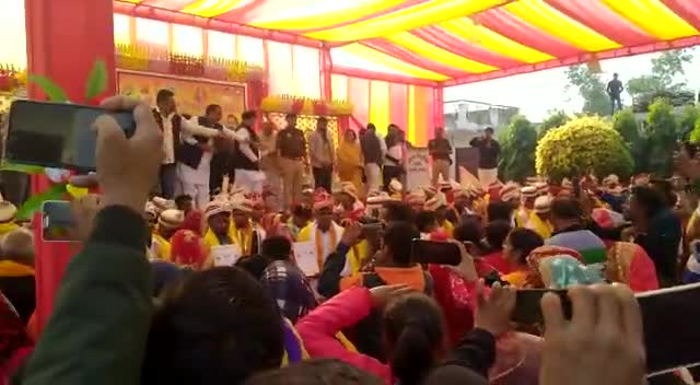चंदौली:सकलडीहा मुख्यमंत्री सामुहिक विवाह के कार्य क्रम संपन्न हुआ 60 जोङे वर बधु प्यार के बंधन में बधे#सकलडीहा#विवाह