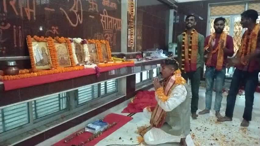 #पुष्प #वर्षा करके #गुरु #महिन्द्र जी का #मान-सम्मान करते #भगत-जन