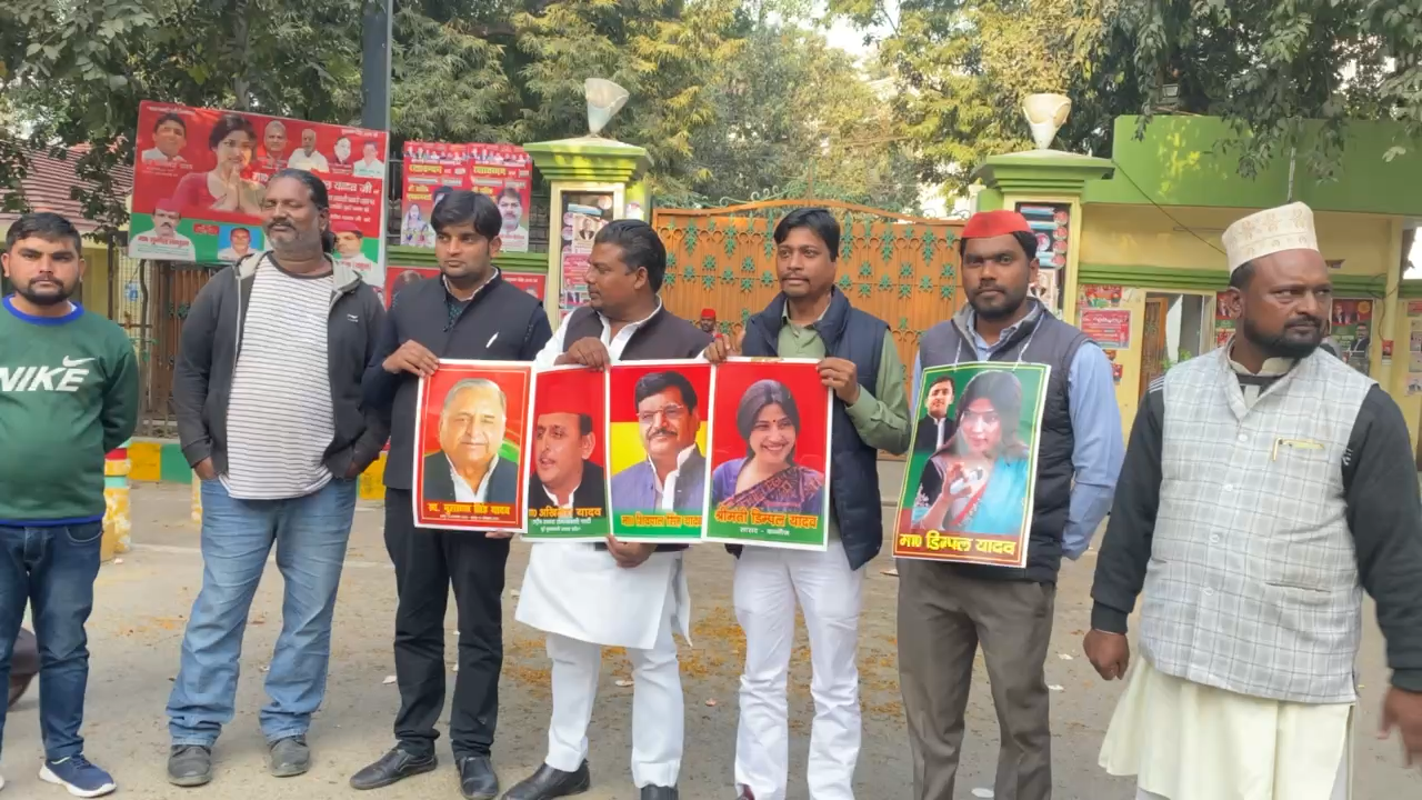 लखनऊ में समाजवादी पार्टी कार्यालय पर पार्टी के कार्यकर्ताओं ने मैनपुरी में हुई डिंपल यादव की जीत पर मनाया जश्न #lucknow #akhileshyadavजी
