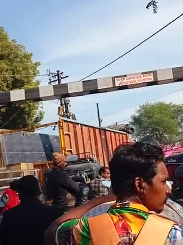 सिहोरा: #sihora road me lga 1 bjee se jaam
bech me fasi ambulance #108