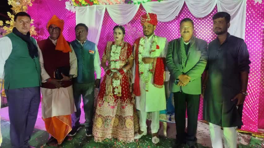 हुसैनाबाद प्रखंड के ग्राम झरहा निवासी बड़े भाई दिलीप कुमार सिंह जी के पुत्री को विवाह के पवित्र बंधन में बंधने हेतु हार्दिक शुभकामनाएं ।
आपका जीवन सुखमय हो ।
शादी की असीम शुभ कामनाएं और मंगल बधाई ।
#BLSantosh #NagendraNathTripathi #karmvee