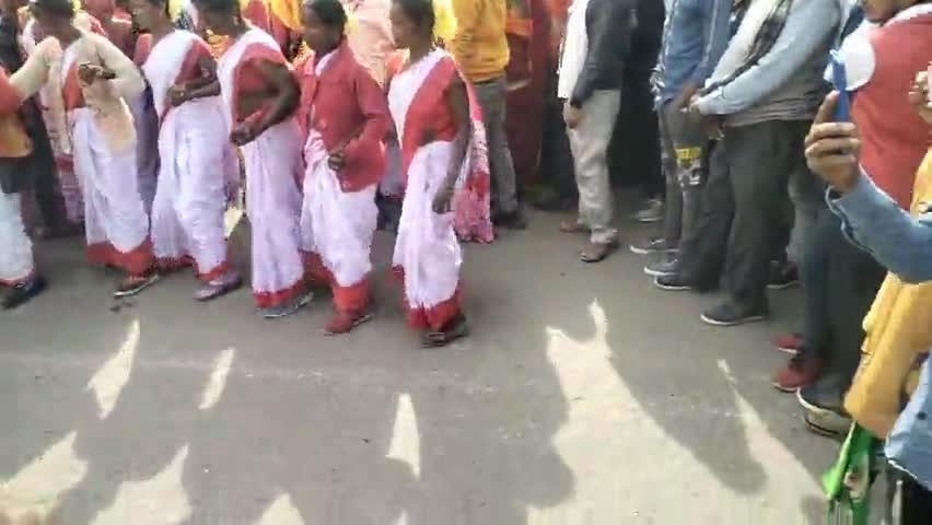 Jharkhand के मुख्यमंत्री ##हेमंत सोरेन@@ के स्वागत में गीत प्रस्तुत करते ग्रामीण जनता