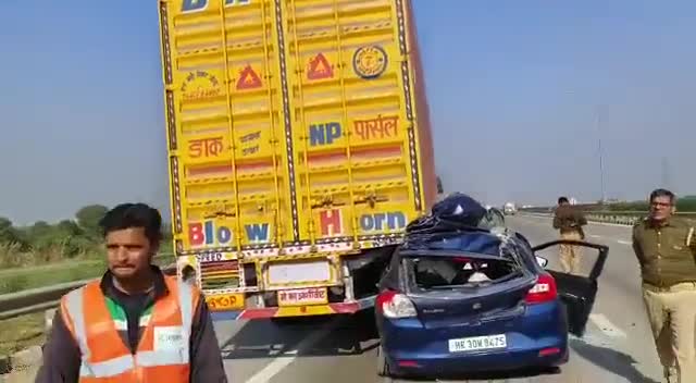 #ग्रेटरनोएडा शादी समारोह से लौट रही कार और ट्रक में हुई जोरदार भिडंत, ईस्टर्न पेरीफेरल हाईवे पर हुआ हादसा,बच्चे सहित