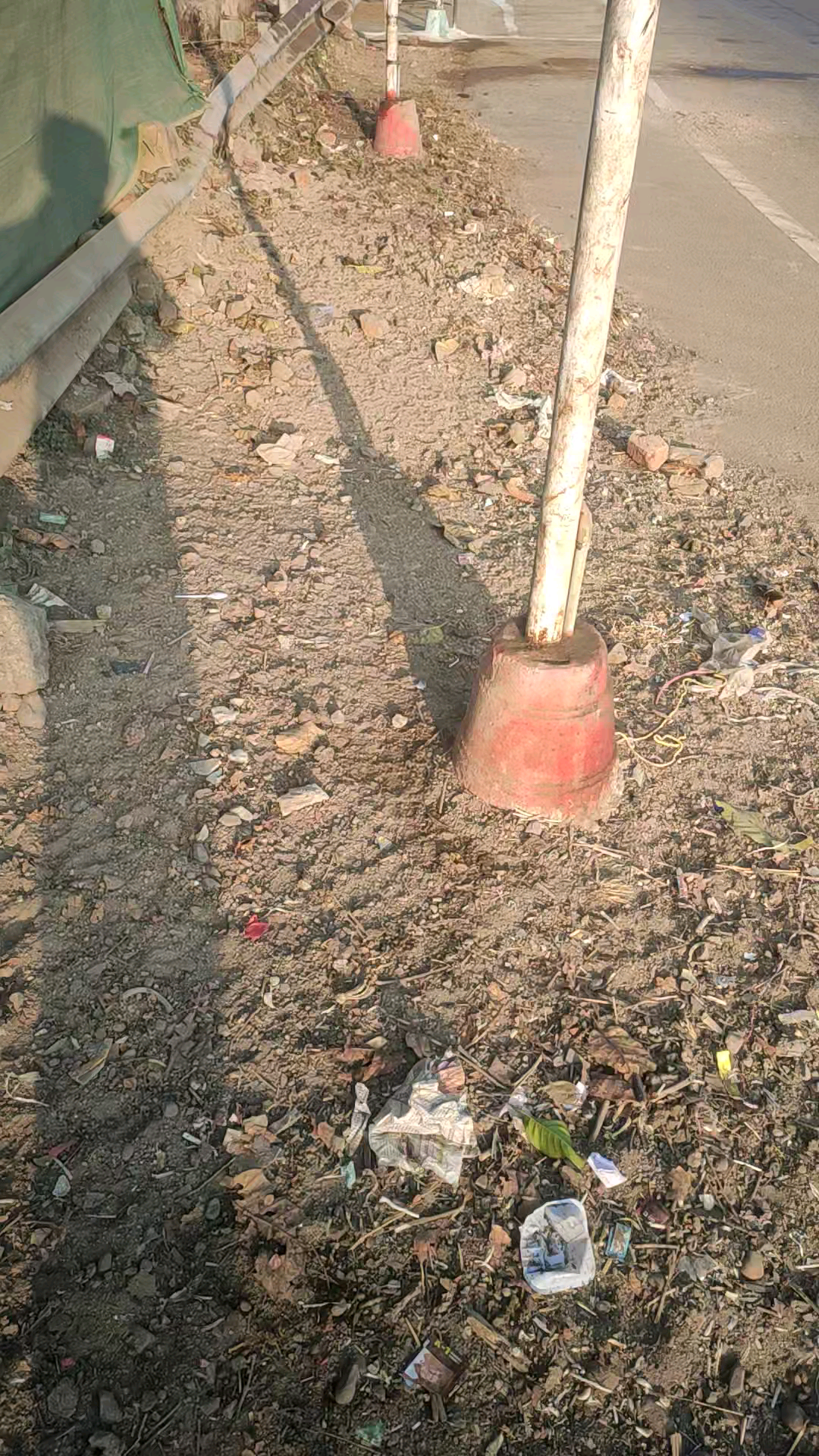रहली: स्वच्छ रहली अभियान, वार्ड नं-12 के सफाई कर्मी सफाई करने के बाद सारा कचरा,बाकी नालियों मे डाल देते है,जिससे नालियाँ #चोक
