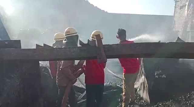 तनावडा स्थित एक हैंडीक्राफ्ट फैक्ट्री में आग लगने से फैक्ट्री पूरी तरह जलकर हुई खाक।
#news #firenews #tanawara #safety