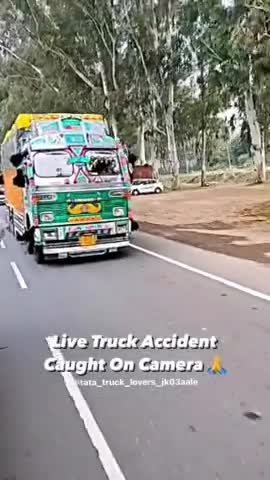 #accident #truck तेज गति से ट्रक बस से जा टकराया।