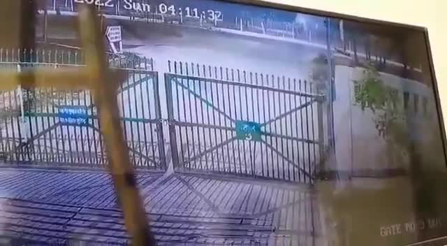 ग्रेटर नोएडा

तेज रफ्तार कार से सेक्युर्टी गेट तोड़कर भागे दबंग, कार सवार दबंगों का वीडियो वायरल

#Greater Noida  #Vira