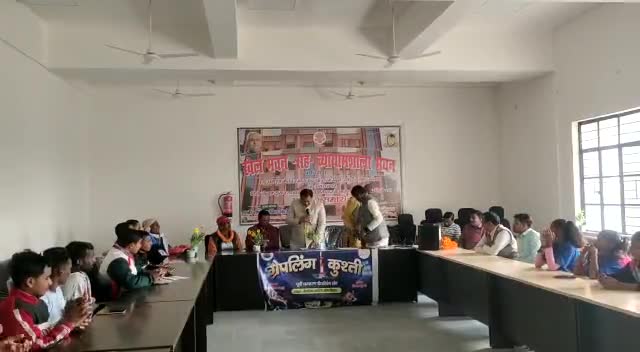 #खेल_भवन, #मोतिहारी।
अयोध्या उत्तर प्रदेश में आयोजित #राष्ट्रीय_स्तर के सीनियर और जूनियर #कुस्ती(ग्रेपलिंग) बिहार के लिए #स्वर्ण, #रजत, एवं #कास्य पदक विजेता खिलाड़ियों क़ो खेल भवन मोतिहारी में उपस्थित होकर बधाई दिया।