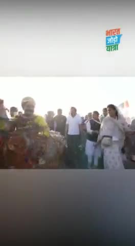 #BharatJodoYatra में राहुल गांधी जी के सामने सत्यवादी वीर तेजाजी महाराज के अमर बलिदान की गौरव गाथा को विश्व प्रसिद्ध लीलण नृत्य के माध्यम से प्रस्तुत करते लोक कलाकार।

लोक का हर रंग यहीं है... #हनुमानबाँगड़ा