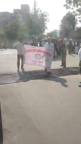 जालौर: जालोर आज राजस्थान राज्य कर्मचारी संघ ने धरना प्रर्दशन किया ओर रैली निकली धरना करते हुआ कलेक्टर ऑफिस पहुसे #jalore