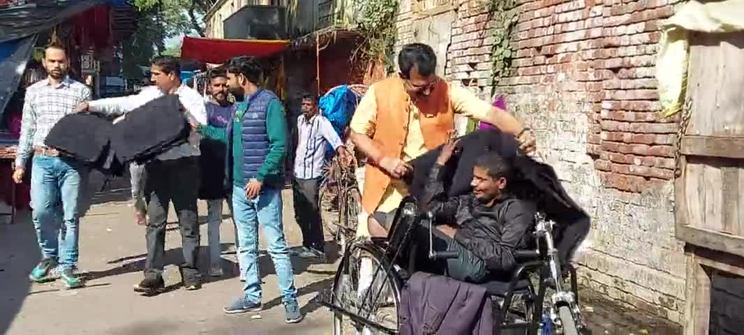 #माँ_को_शत_शत_नमन
आज पूज्य माता जी की पुण्यतिथि पर विमल द्विवेदी जी द्वारा मंच के साथियों के जरूरतमन्दो में कम्बल बांटे ।।
#नर_सेवा_नारायण_सेवा 
#सेवक_हूँ_सेवक_ही_रहूँगा