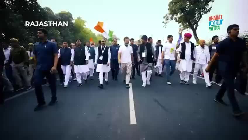 इसे कहते हैं स्पीड से काम होना।
इधर घरेलू महिला कामगारों ने राहुल गांधी को अपनी समस्याएं बताईं उधर राहुल गांधी ने उनकी बात मुख्यमंत्री तक पहुंचा दी।
#भारत_जोडो_पदयात्रा