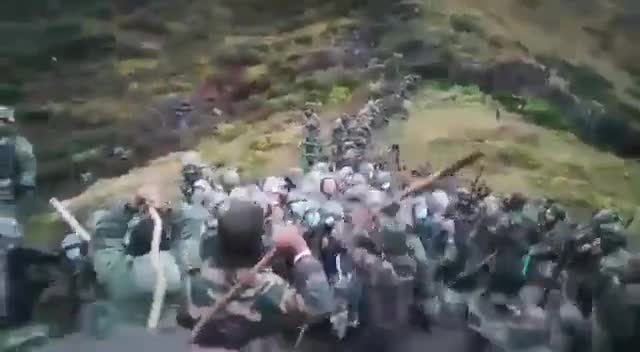 मार लाठी चीनियों को 
यहीं काम भारत में चीनी समर्थकों के साथ भी होगा तब सुधरेंगे।
#भारतीय_सेना_को_सलाम 
#भारत_माता_की_जय