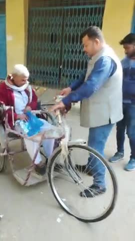 आप सभी को ज्ञात होगा कि मैने अपने डेहरी विधानसभा क्षेत्र के मुहल्ला:- जखी बीघा के #दिव्यांग श्री राधा सिंह जी की स्थिति से आपसभी को अवगत करवाया था और उस समय राधा जी ने मुझसे तत्काल मदद के रूप मे ट्राईसाइकिल की मांग की थी जिसको आज पूरा किया