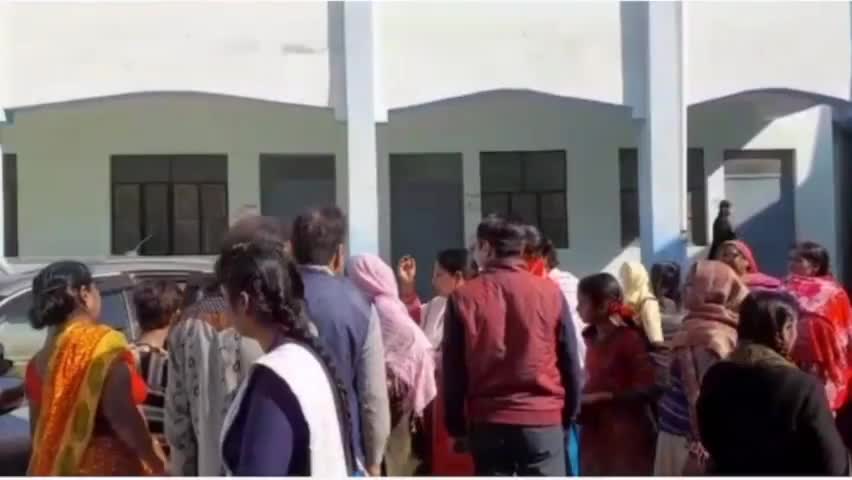 कानपुर //कक्षा 10 की छात्रा  टीचर के डांटने से स्कूल की छत से कूदी #kanpurlive